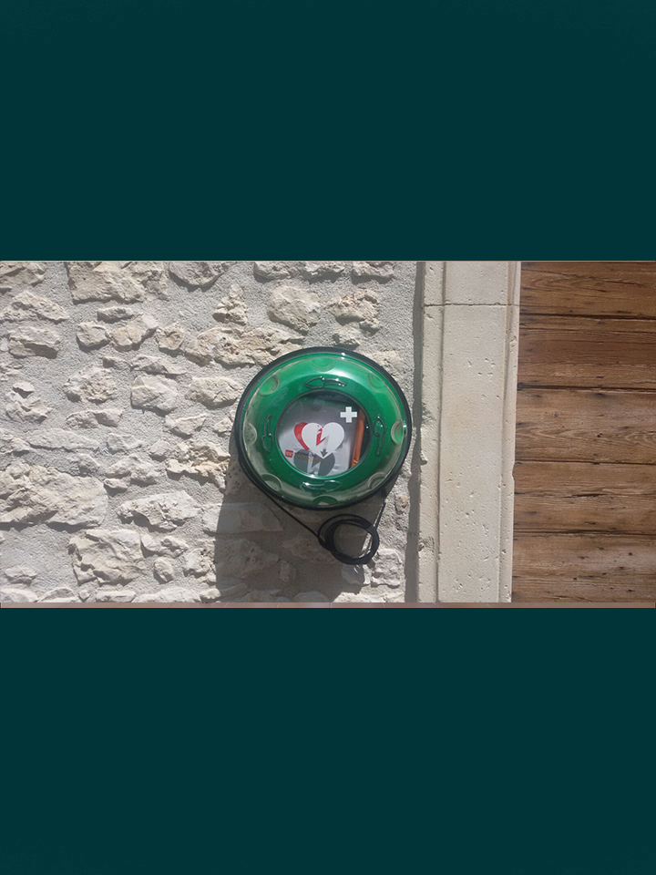 COMUNICAZIONE | Installazione defibrillatore sulla facciata del Palazzo del Comune "Palazzo Ricciardi".